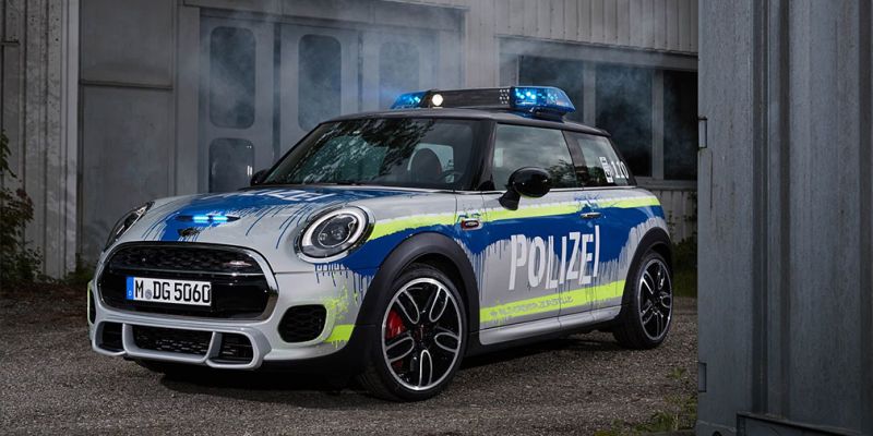 
                                    BMW представила пожарный X3 и MINI для полиции
                            