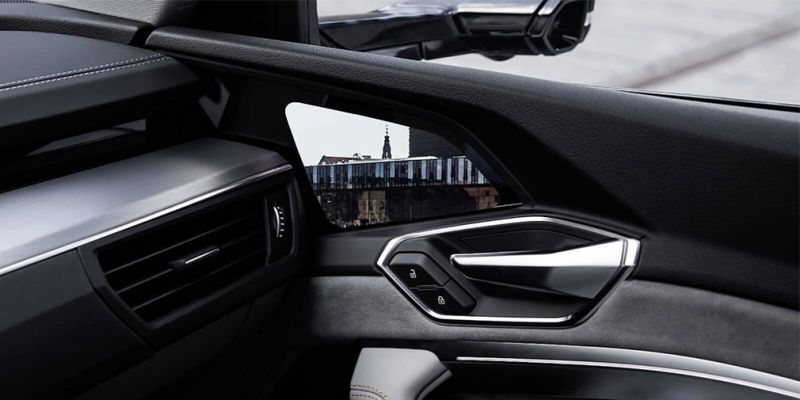 
                                    Audi показала интерьер электрического кроссовера
                            