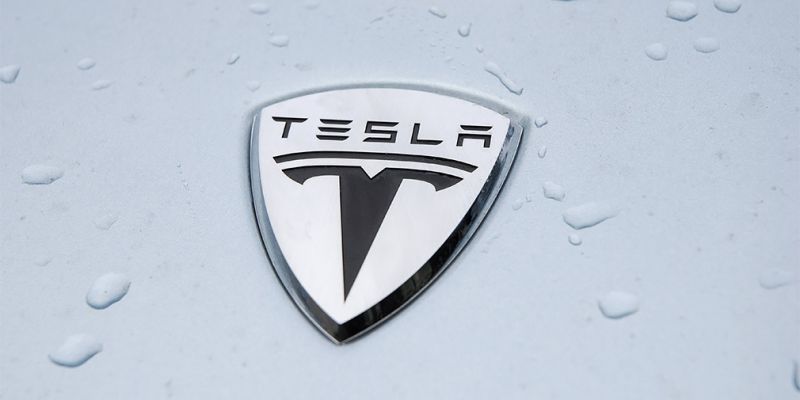 
                                    Компактный кроссовер Tesla получит трехрядный салон
                            