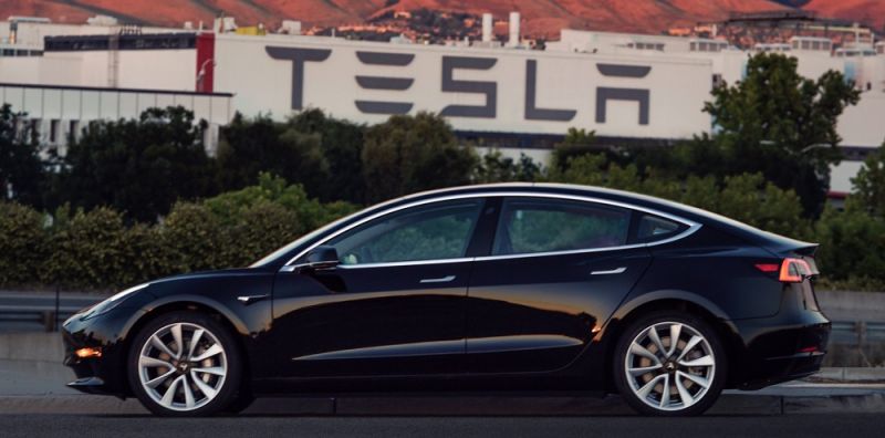 
                                    Tesla Model 3: первые фото серийного электромобиля
                            