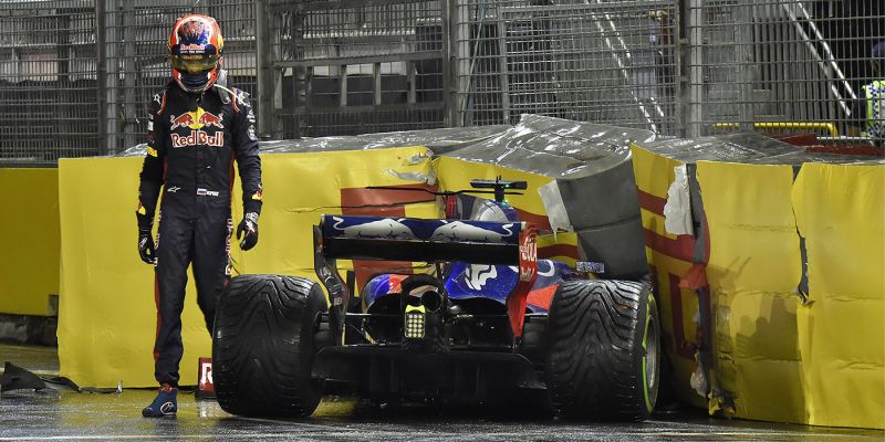 
                                    Даниил Квят попал в аварию во время Гран-при Сингапура
                            