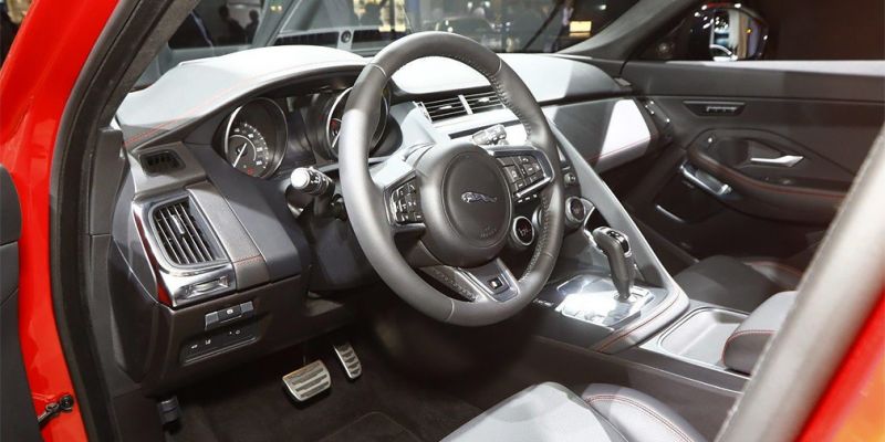 
                                    Jaguar E-Pace: новый компактный кроссовер для России
                            