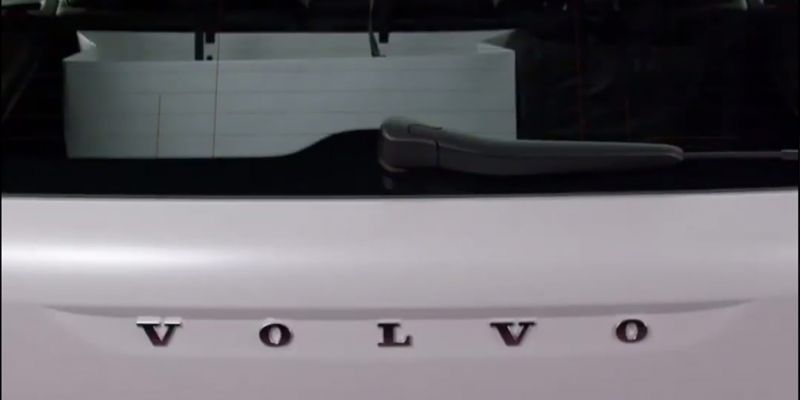 
                                    Дизайн самого маленького кроссовера Volvo рассекретили перед премьерой
                            