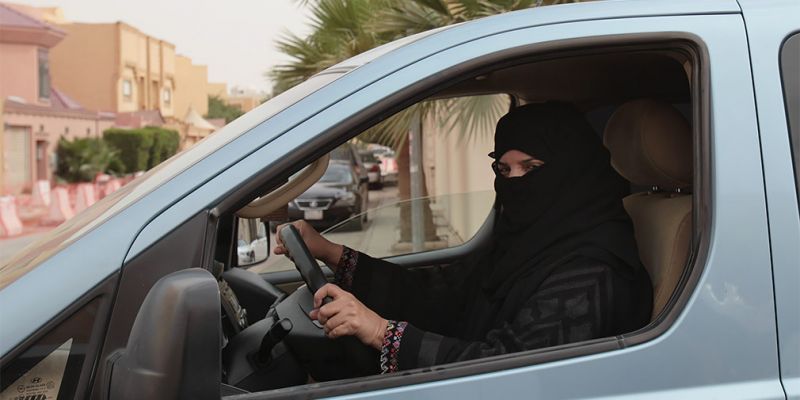 
                                    В Саудовской Аравии женщинам разрешили водить автомобиль
                            