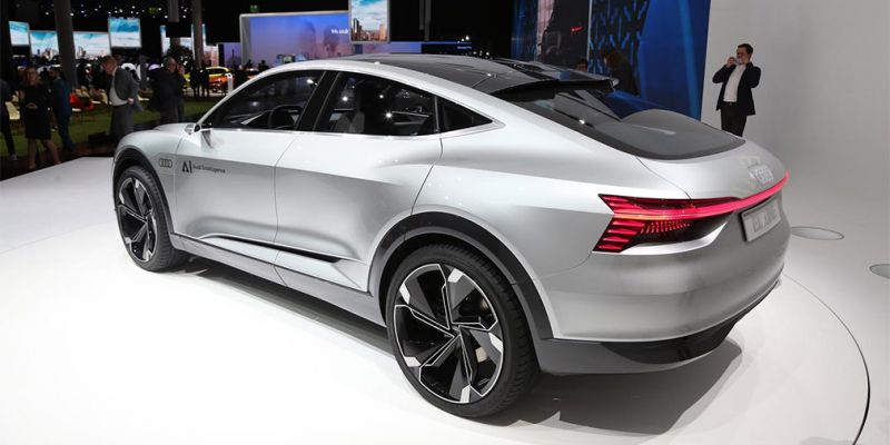 
                                    Электрокроссоверу Audi добавили автопилот
                            
