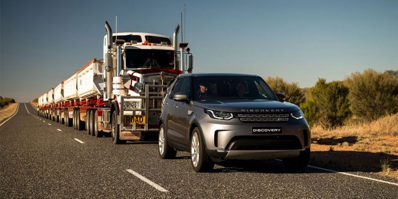 
                                    Land Rover Discovery отбуксировал 110-тонный автопоезд
                            