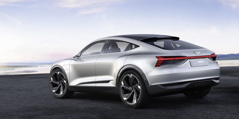 
                                    Электрокроссоверу Audi добавили автопилот
                            
