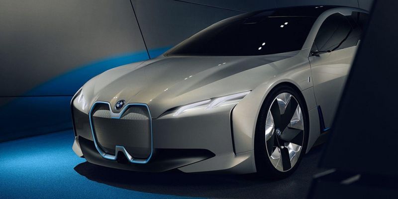 
                                    BMW показала большой электрокар с запасом хода в 600 километров
                            