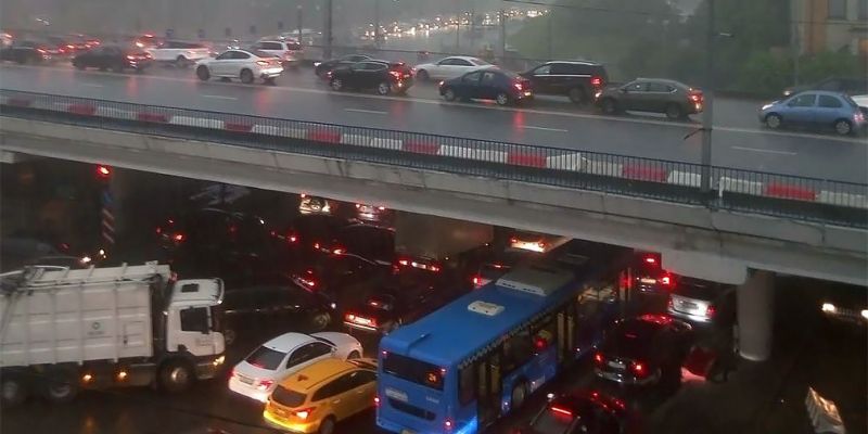 
                                    Водителями рекомендовали пересесть на общественный транспорт в Москве
                            