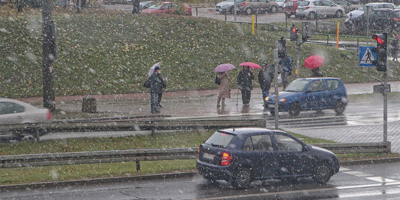 
                                    МЧС просит автомобилистов отказаться от поездок из-за метели
                            
