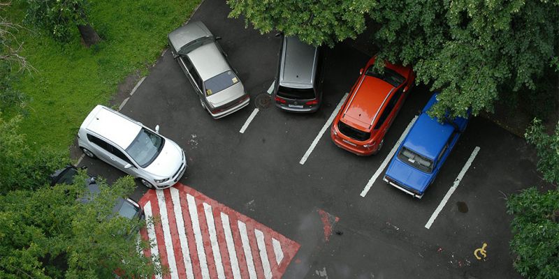
                                    Водителям рекомендовали внимательнее выбирать места парковки в Москве
                            