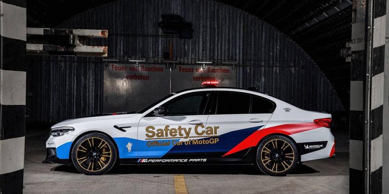 
                                    Новую BMW M5 превратили в автомобиль безопасности для мотогонок
                            