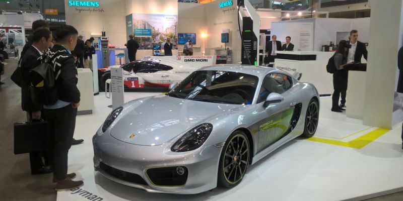 
                                    Porsche представила прототип электрического купе Cayman
                            