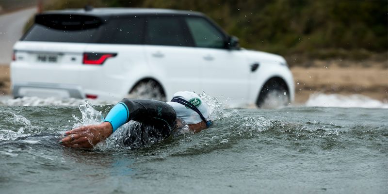 
                                    Гибридный Range Rover Sport посоревновался с профессиональными пловцами
                            