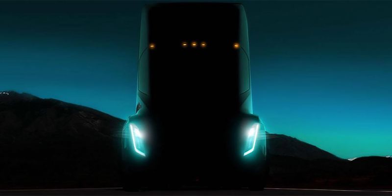 
                                    Tesla опубликовала первое видео с электрическим грузовиком
                            