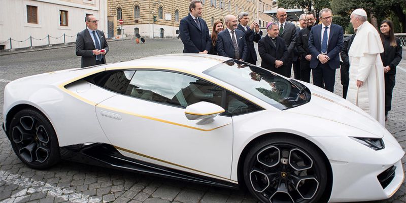 
                                    Папе Римскому подарили Lamborghini Huracan
                            