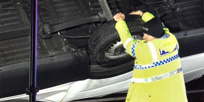 
                                    Британский полицейский 15 минут руками удерживал падающий с моста фургон
                            