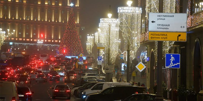 
                                    Десятки улиц Москвы закроют для проезда автомобилей в праздники
                            