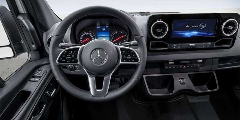 
                                    Mercedes рассекретил интерьер Sprinter нового поколения
                            