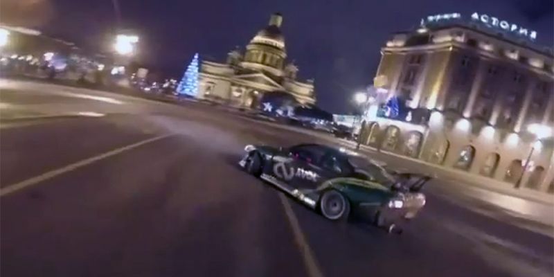 
                                    Водитель заплатит 2,5 тысячи рублей за дрифт на Исаакиевской площади
                            
