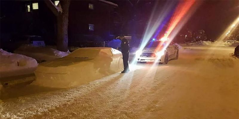 
                                    В Канаде полицейские попытались оштрафовать автомобиль из снега
                            