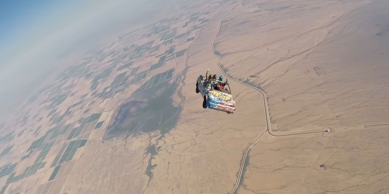 
                                    Видео: парашютисты выполнили трюк с падающей машиной в стиле «Форсажа»
                            