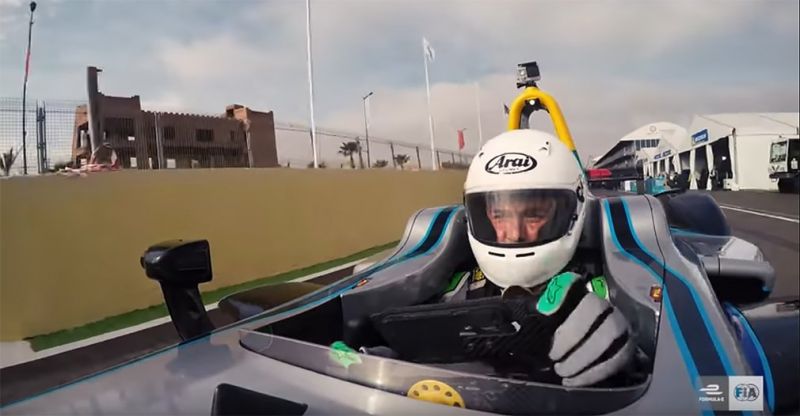 
                                    Актер Орладо Блум попал в аварию на болиде Формула E
                            