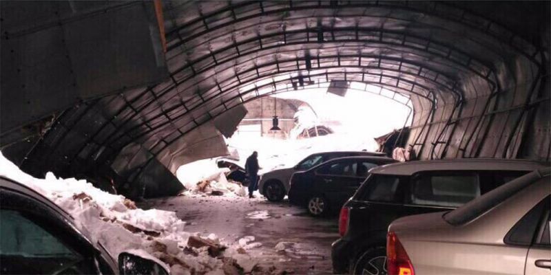 
                                    Видео: крыша парковки рухнула на автомобили
                            