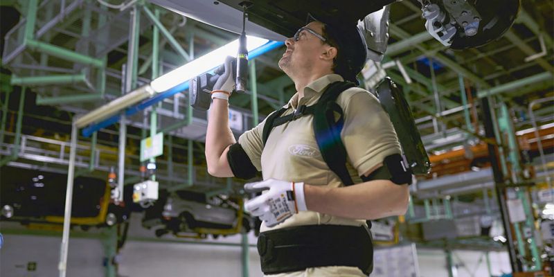 
                                    Экзоскелеты стали частью оснащения работников завода Ford
                            