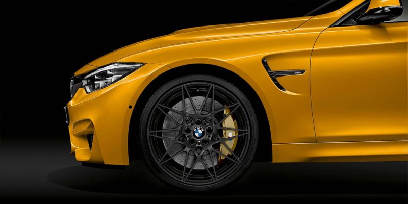 
                                    BMW отметила 30-летие открытых M-моделей особым кабриолетом
                            