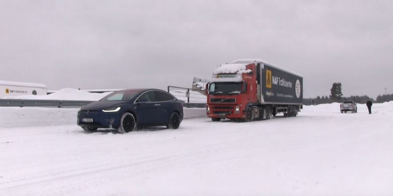
                                    Видео: электрический кроссовер Tesla буксирует 43-тонную фуру по снегу
                            