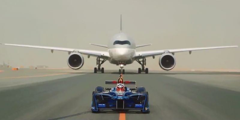 
                                    Гонку болида Формулы-E с двумя самолетами показали на видео
                            