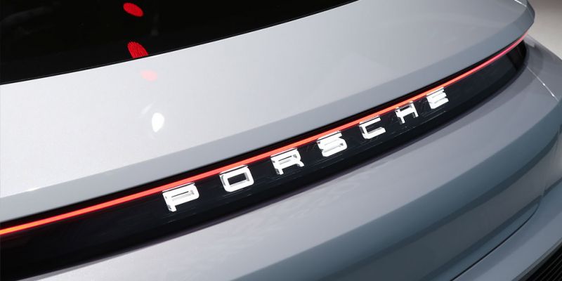 
                                    Porsche показала в Женеве электрический универсал
                            