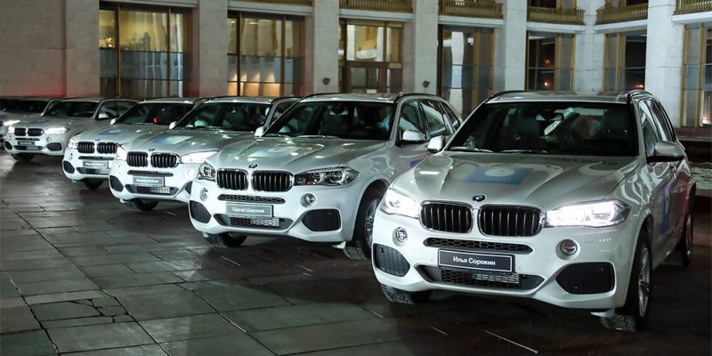 
                                    Российским призерам Олимпиады в Пхенчхане вручили белые BMW
                            