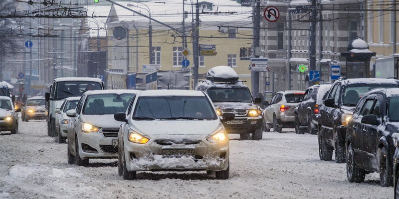 
                                    Водителей попросили отказаться от поездок в центр Москвы на автомобилях
                            