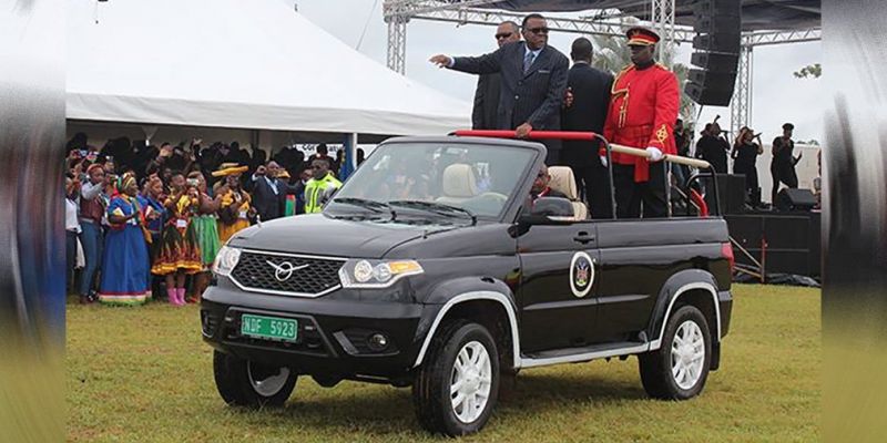 
                                    Президент Намибии приехал на парад на кабриолете UAZ Patriot
                            