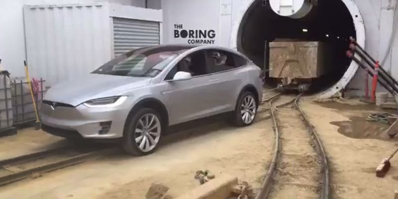 
                                    Видео: Кроссовер Tesla отбуксировал 113-тонный состав вагонеток
                            