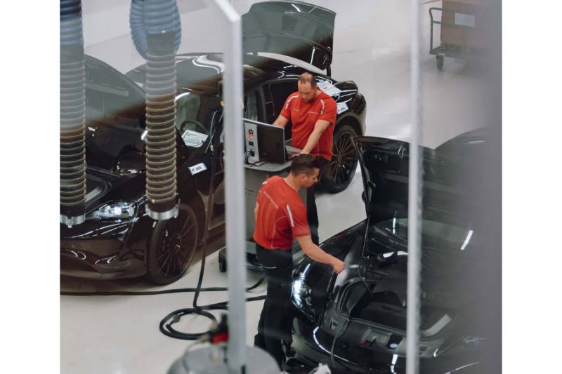 
                                    Сборку первого серийного электрокара Porsche показали на фотографиях
                            