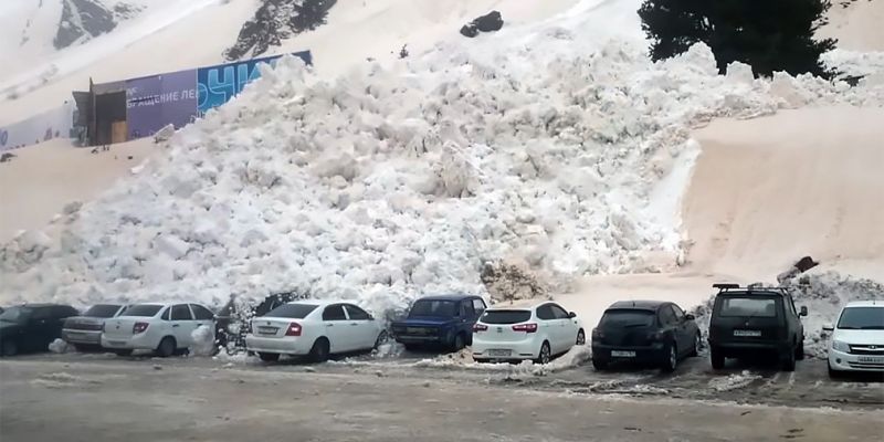 
                                    Видео: Лавина сошла на парковку в Приэльбрусье
                            