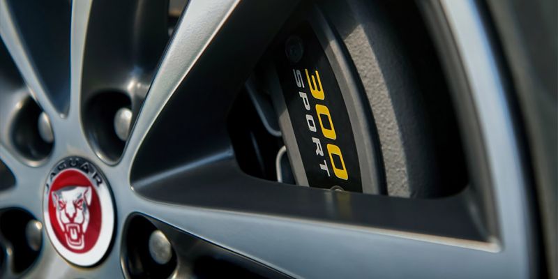
                                    Jaguar представил спортивные версии седанов XE и XF
                            