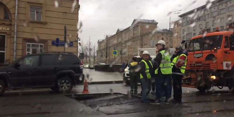 
                                    В центре Москвы парализовано движение из-за провала асфальта
                            