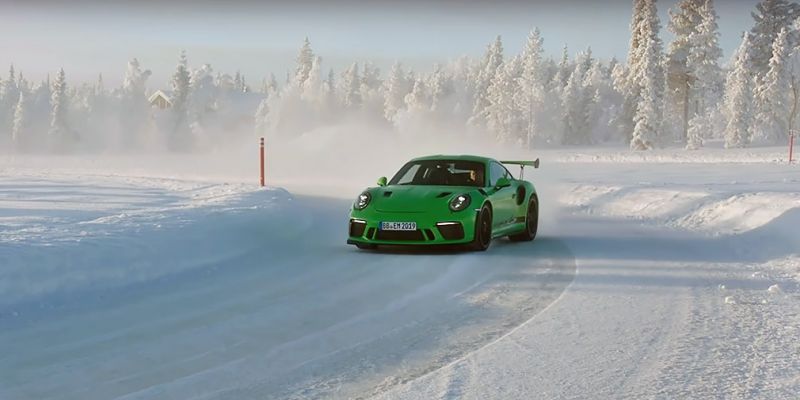 
                                    Видео: мощнейший атмосферный Porsche устроил дрифт за Полярным кругом
                            