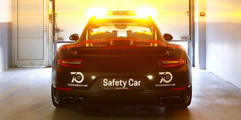 
                                    Porsche показала автомобиль безопасности для гонок на выносливость
                            