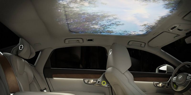 
                                    Volvo представила трехместный седан с проектором в салоне
                            