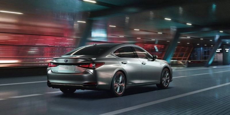 
                                    Lexus ES нового поколения превратили в гибрид
                            