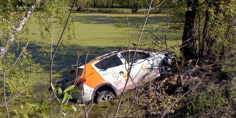 
                                    Каршеринговый автомобиль утопили в московском пруду
                            