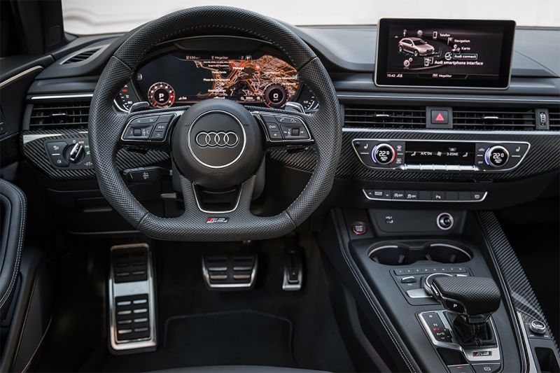 
                                    Audi назвала российскую стоимость 450-сильного универсала RS4 Avant
                            