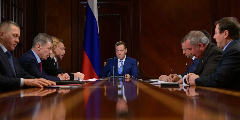 
                                    Медведев поручил вывести беспилотники на трассу Москва-Петербург
                            