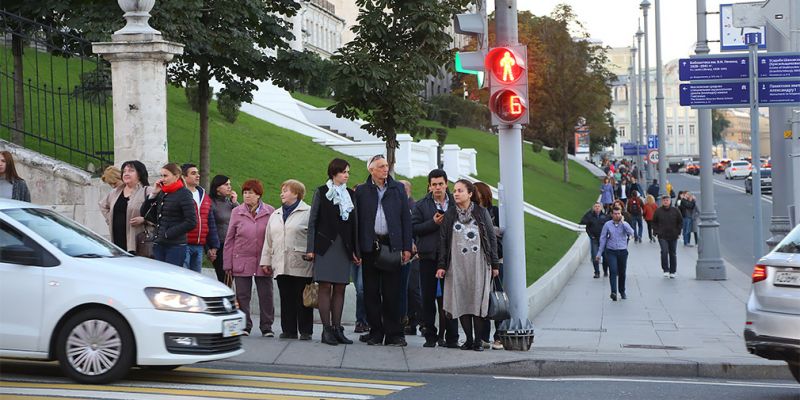 
                                    Время ожидания зеленого света для пешеходов предложили сократить
                            
