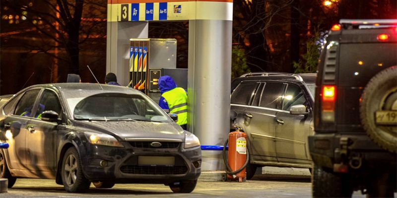 
                                    Власти потребовали остановить рост цен на бензин
                            